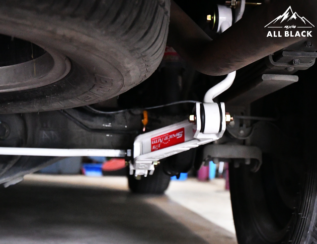 Space Arm 後軸穩定器 HILUX Revo 8